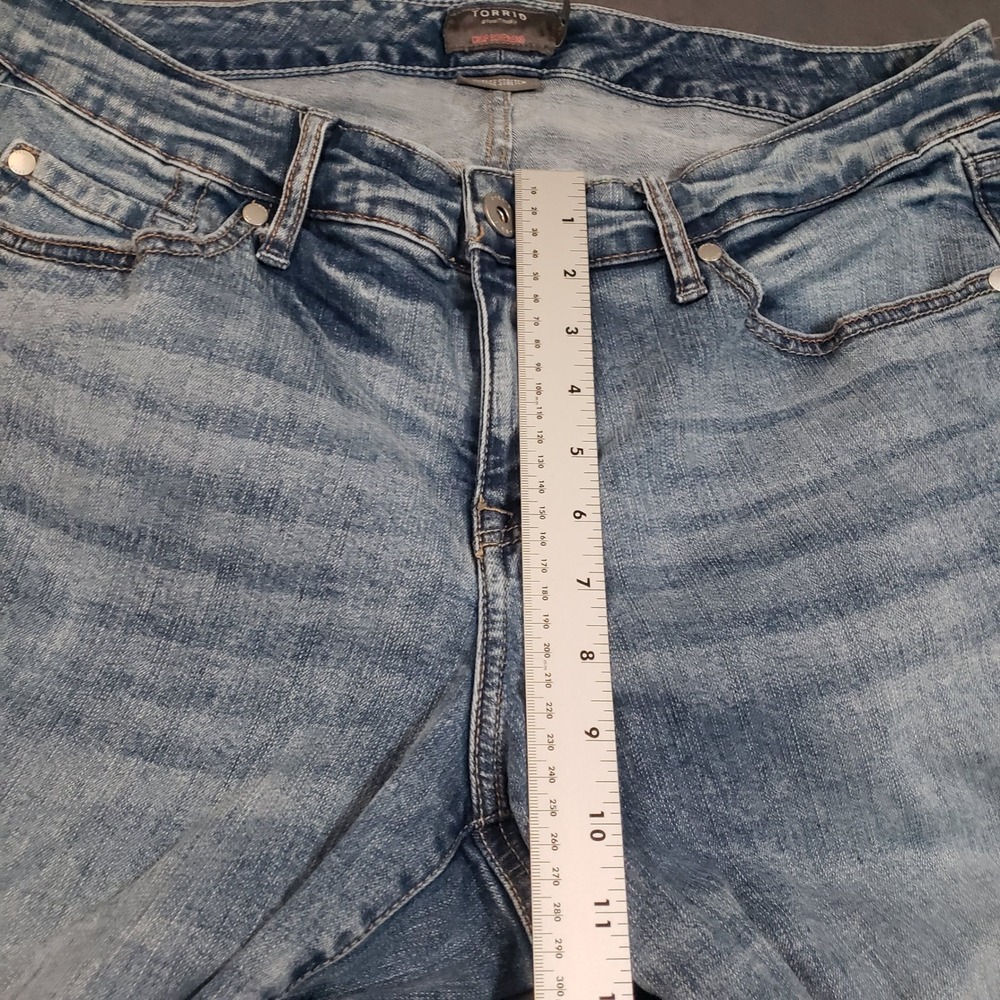 Torrid Crop Boyfriend Jeans Womens 14 Blue Vintage Stretch Raw Hem Denim - Picture 7 of 9